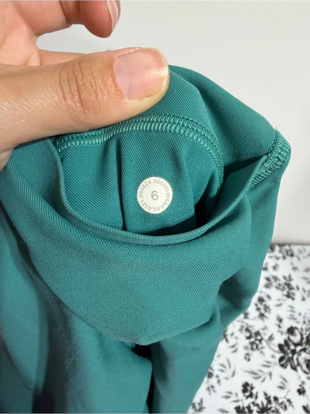 Lululemon Fast and Free Crop II 19" size 6 - Picture 6 of 6